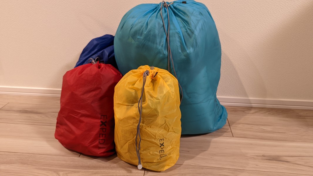 軽さ・値段・使いやすさのバランスに優れたスタッフバッグ。EXPED Cord Drybag UL│山は気分屋